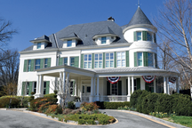 Nữ Phó Tổng thống đầu tiên của nước Mỹ sống ở ngôi nhà như thế nào?