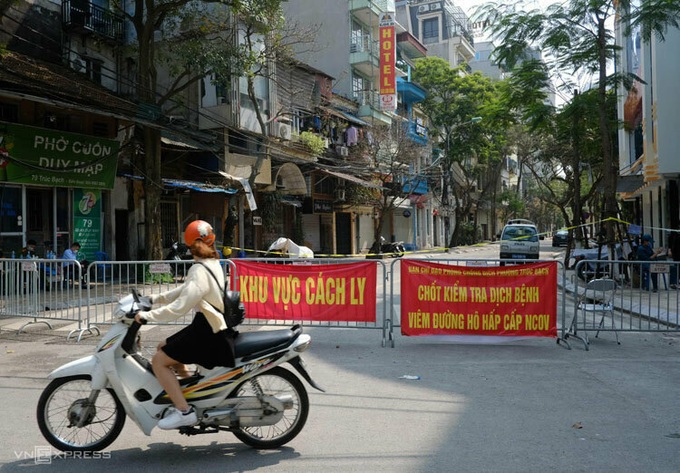 Cuộc sống trong con phố cách ly của người Hà Nội - Ảnh 1.