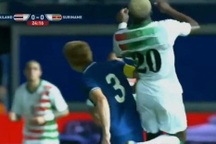 Ngôi sao đội tuyển Thái Lan chơi xấu, khiến đối thủ nằm đau quằn quại