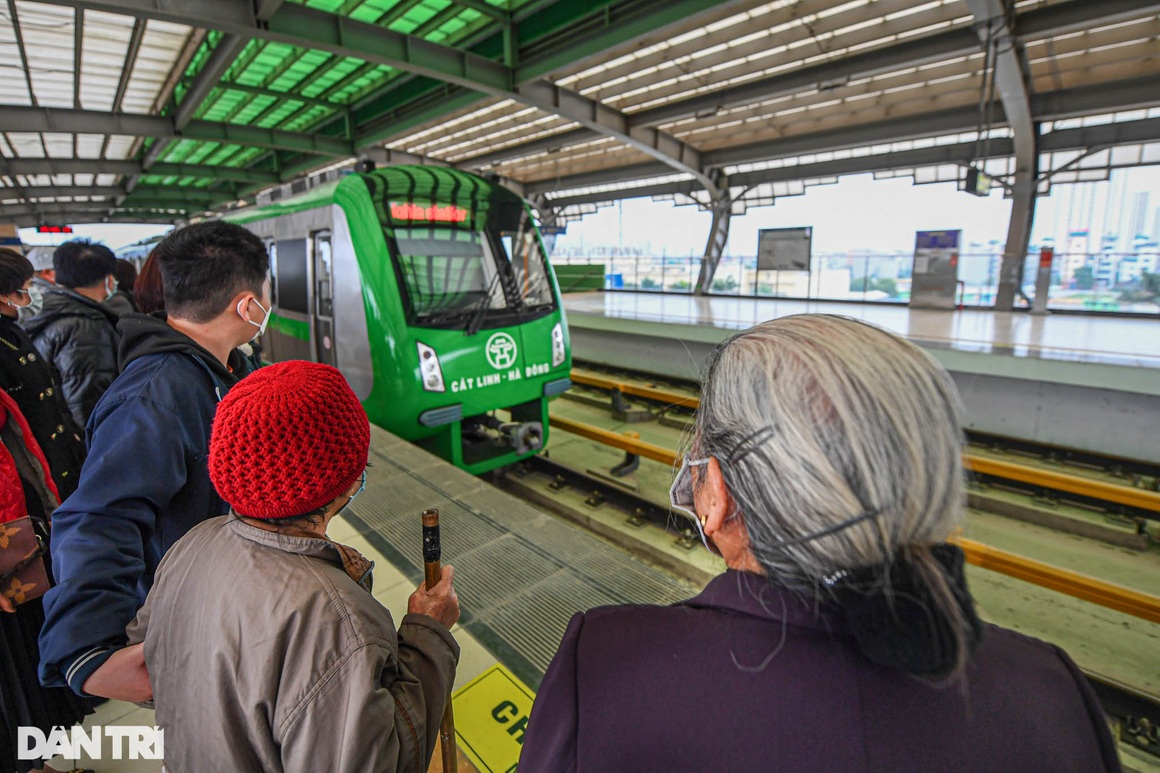 Hàng trăm nghìn lượt người du xuân trên tàu Cát Linh - Hà Đông dịp Tết - 9 Hàng trăm nghìn lượt người du xuân trên tàu Cát Linh - Hà Đông dịp Tết - 9