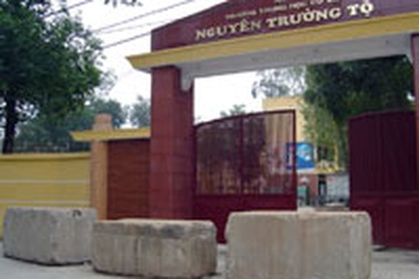 Di chuyển ngay 3 khối bê tông chắn cổng trường 