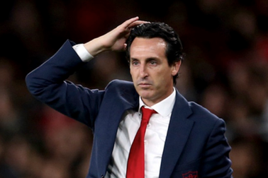 Cựu HLV Arsenal bị tố cáo "bắt cá hai tay"