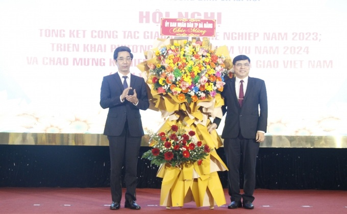 Phó Chủ tịch UBND TP Đà Nẵng Trần Chí Cường tặng hoa chúc mừng các cơ sở giáo dục nghề nghiệp nhân Ngày Nhà giáo Việt Nam.