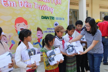 Học sinh ăn cơm trắng với muối ớt nhận hàng trăm suất quà