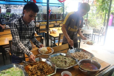 Cảm động suất cơm giá 1000 đồng dành cho người nghèo ở Hà Nội