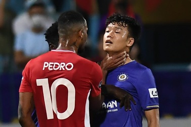 Ngoại binh CLB Viettel bóp cổ Thành Chung