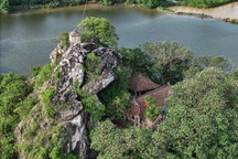 Ngôi chùa cổ nằm chênh vênh trên đỉnh núi suốt 6 thế kỷ ở Hà Nội