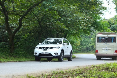 Nghịch lý thị trường ô tô Việt Nam: Giá cao không khó bán