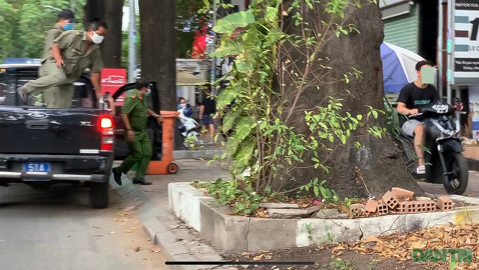 Nhóm thanh niên hốt hoảng bỏ chạy khi bị kiểm tra đeo khẩu trang - 5 Nhóm thanh niên hốt hoảng bỏ chạy khi bị kiểm tra đeo khẩu trang - 5
