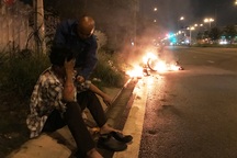 Giải cứu người đàn ông bỏng nặng bên chiếc xe máy cháy rực