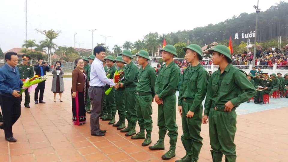 Huế: Nữ tân binh duy nhất trong số hơn 1.300 thanh niên nhập ngũ - 5 Huế: Nữ tân binh duy nhất trong số hơn 1.300 thanh niên nhập ngũ - 5