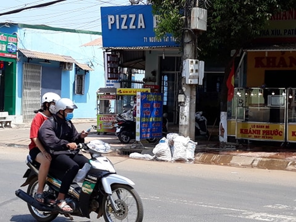 Đắk Lắk: Rác bủa vây trung tâm huyện, người dân bức xúc lên tiếng - 4 Đắk Lắk: Rác bủa vây trung tâm huyện, người dân bức xúc lên tiếng - 4