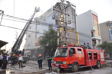 Quán karaoke bốc cháy khi đang tháo dỡ biển quảng cáo