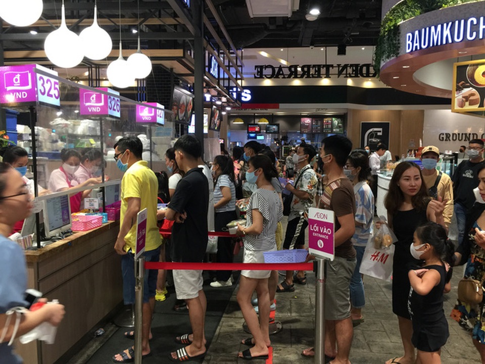 Hàng hiệu giảm giá sốc, người Sài Gòn xếp hàng dài cả trăm mét tranh nhau mua - 9 Hàng hiệu giảm giá sốc, người Sài Gòn xếp hàng dài cả trăm mét tranh nhau mua - 9