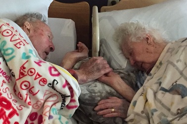 Cảm động hình ảnh đôi vợ chồng già nắm tay nhau trút hơi thở cuối cùng