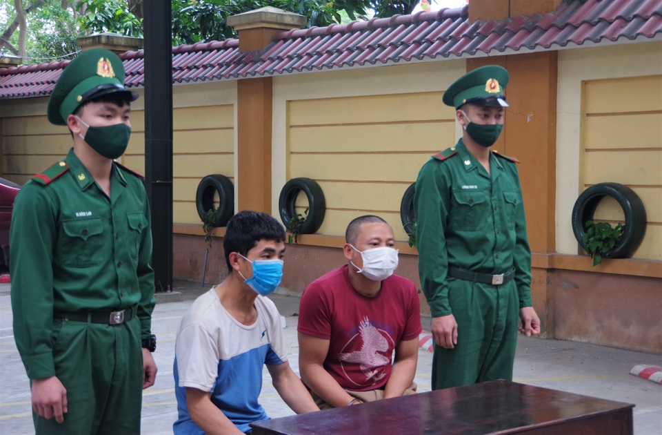 Bắt quả tang 2 đối tượng dùng thuyền đưa 5 người vượt biên sang Lào - 2 Bắt quả tang 2 đối tượng dùng thuyền đưa 5 người vượt biên sang Lào - 2