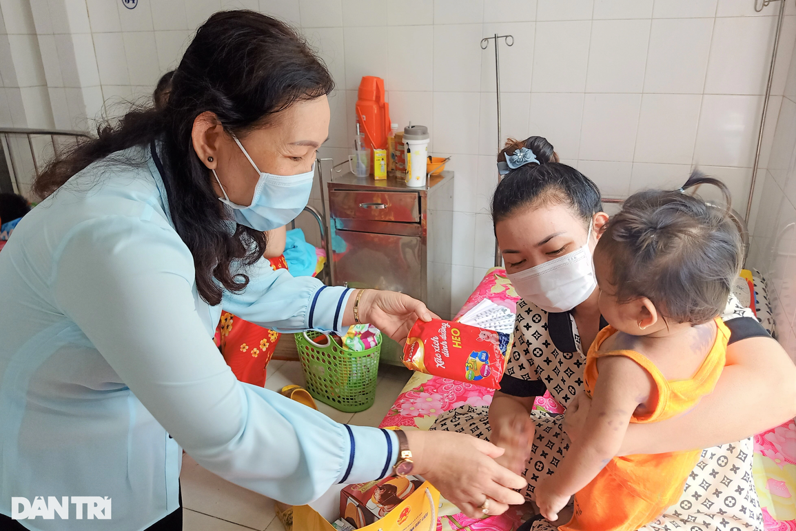 Phó Bí thư Tỉnh ủy tặng thêm quà cho bệnh nhi nghèo tại giường bệnh - 3 Phó Bí thư Tỉnh ủy tặng thêm quà cho bệnh nhi nghèo tại giường bệnh - 3