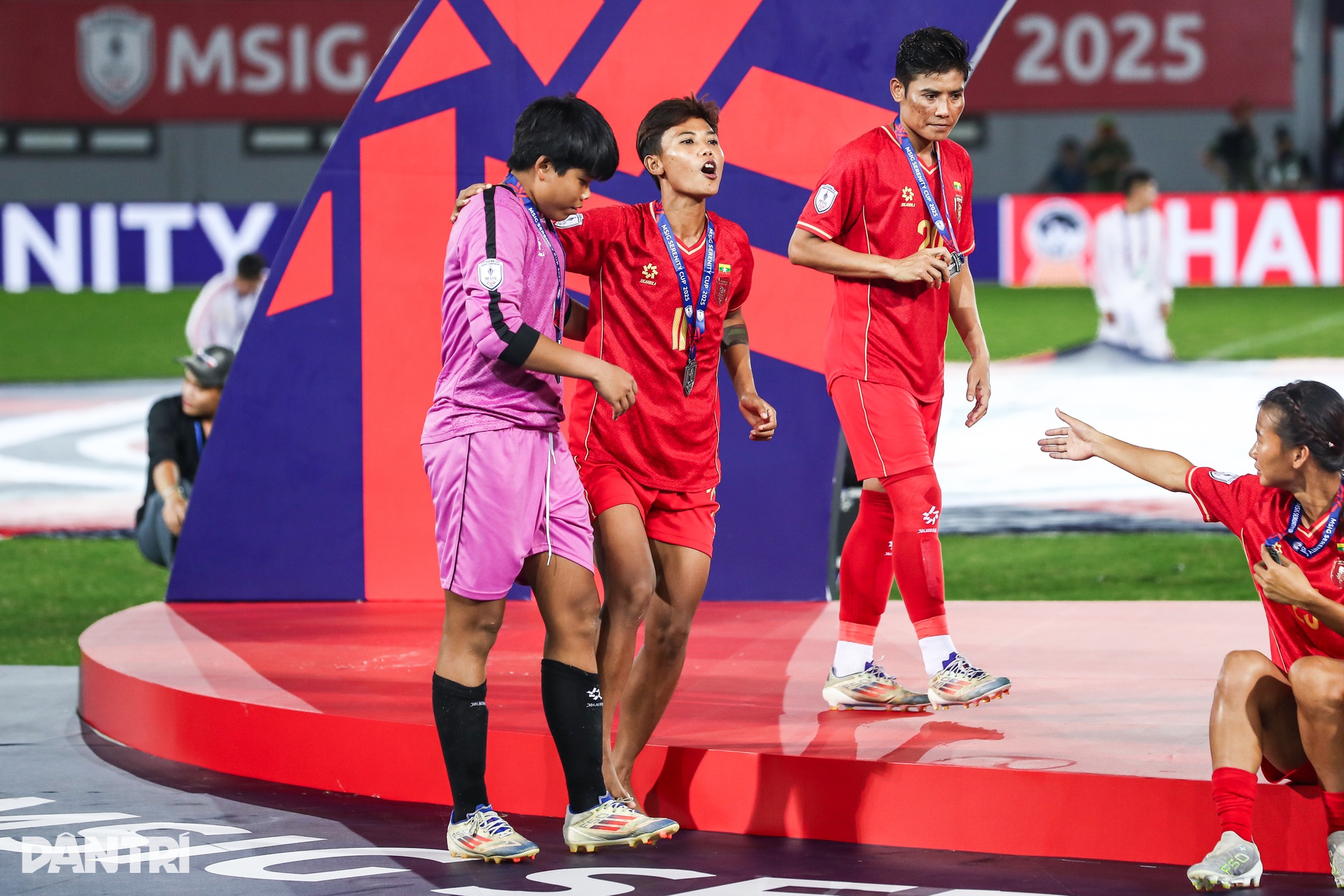 Nữ cầu thủ Myanmar được đồng đội cõng lên nhận giải vì chấn thương - 5 Nữ cầu thủ Myanmar được đồng đội cõng lên nhận giải vì chấn thương - 5
