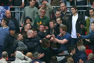 10 CĐV bị bắt sau màn hỗn chiến trên khán đài ở bán kết FA Cup