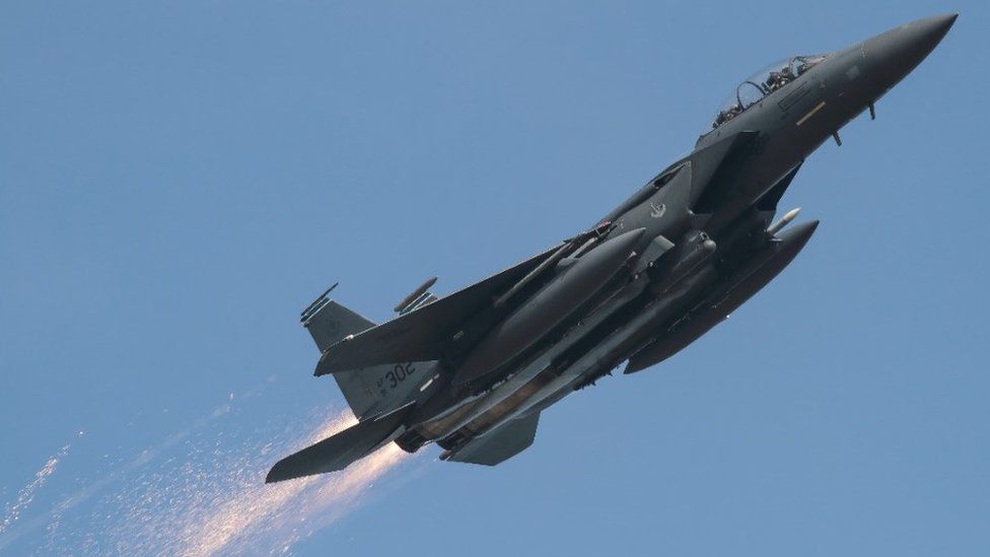Đứng ngắm tiêm kích F-15, người đàn ông cứu mạng phi công quân sự Mỹ - 1 Đứng ngắm tiêm kích F-15, người đàn ông cứu mạng phi công quân sự Mỹ - 1