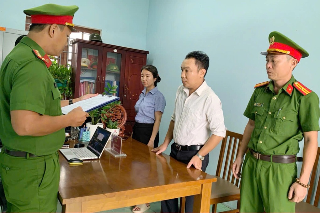 Giả chữ ký trong bản chứng thực, cán bộ hộ tịch bị bắt - 1 Giả chữ ký trong bản chứng thực, cán bộ hộ tịch bị bắt - 1