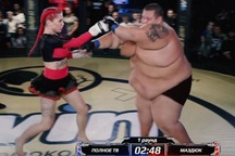 Nữ võ sĩ MMA hạ knock-out đối thủ nam nặng... 240 kg