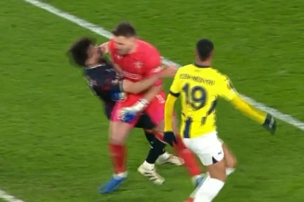 모리뉴 감독이 참패를 당한 날, 선수는 팀 동료에게 끔찍하게 쓰러졌습니다. - 1 Cầu thủ bị đồng đội hạ knock-out ghê rợn trong ngày HLV Mourinho thảm bại - 1