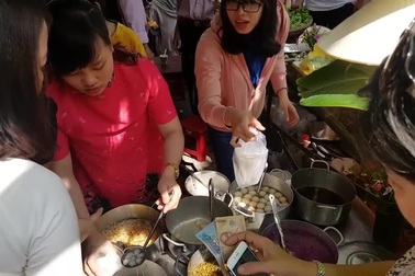 Học sinh cấp 1 thích thú trong phiên chợ quê cố đô Huế