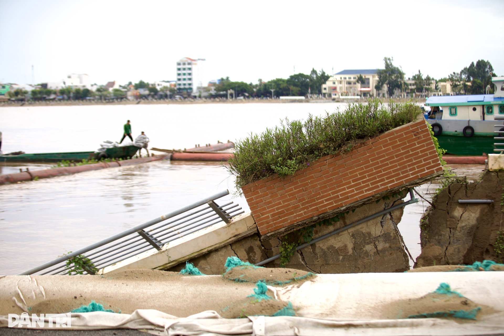 500m bờ kè miền Tây sạt lở xuống sông Tiền - 6 500m bờ kè miền Tây sạt lở xuống sông Tiền - 6