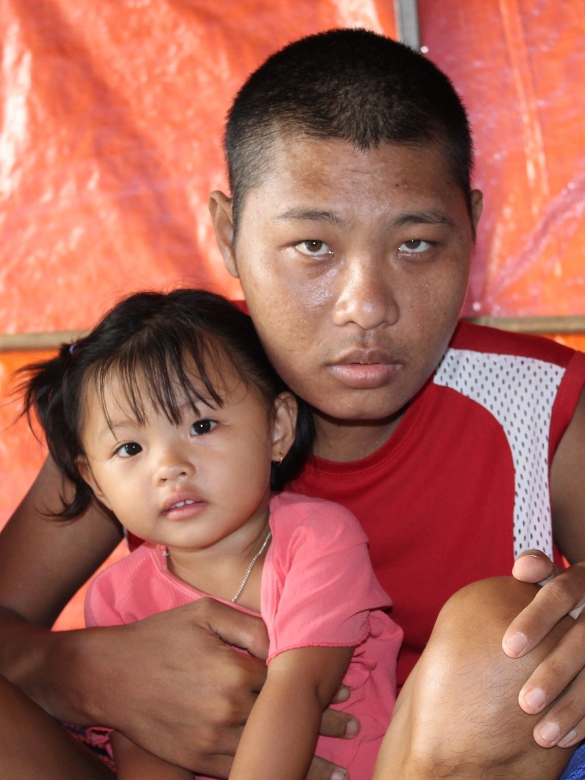 Thắt lòng cảnh bé gái 3 tuổi ôm chân cha cầu xin cha đừng chết - 7 Thắt lòng cảnh bé gái 3 tuổi ôm chân cha cầu xin cha đừng chết - 7