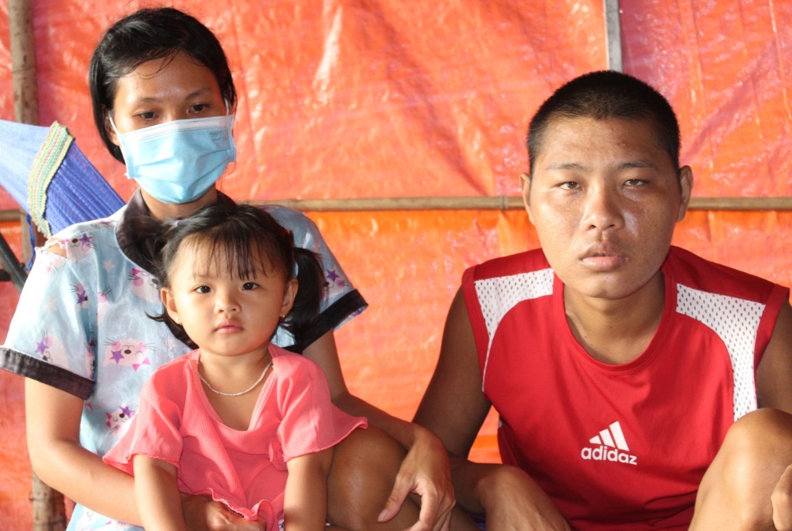 Thắt lòng cảnh bé gái 3 tuổi ôm chân cha cầu xin cha đừng chết - 1 Thắt lòng cảnh bé gái 3 tuổi ôm chân cha cầu xin cha đừng chết - 1