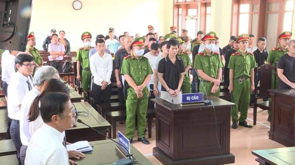 Hơn 71 năm tù cho 16 giang hồ cộm cán - 1 Hơn 71 năm tù cho 16 giang hồ cộm cán - 1