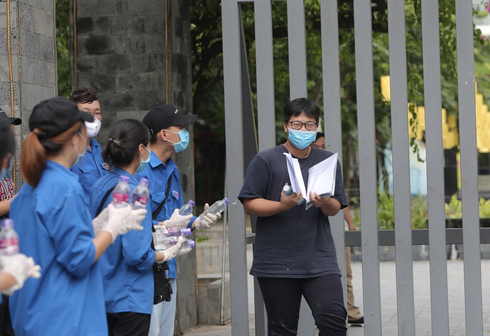 Chùm ảnh: Thí sinh tươi như hoa vì đề Toán vừa sức, tự tin 7 điểm trở lên - 1 Chùm ảnh: Thí sinh tươi như hoa vì đề Toán vừa sức, tự tin 7 điểm trở lên - 1