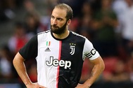 Higuain và gia đình vội vã rời Italia để tránh dịch Covid-19