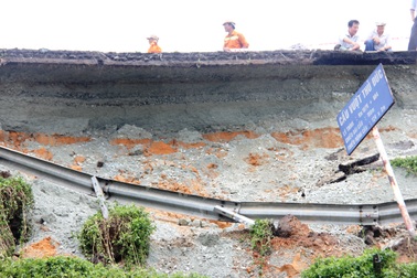 Cầu vượt Thủ Đức sạt lở nghiêm trọng do mưa lớn kéo dài?