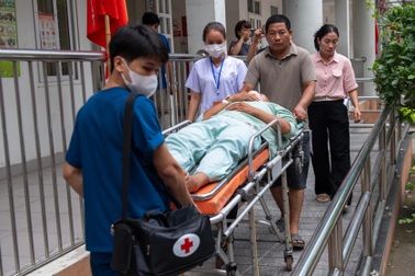 Vượt đau đớn, nam sinh đi thi bằng cáng với ước mơ vào đại học thể thao