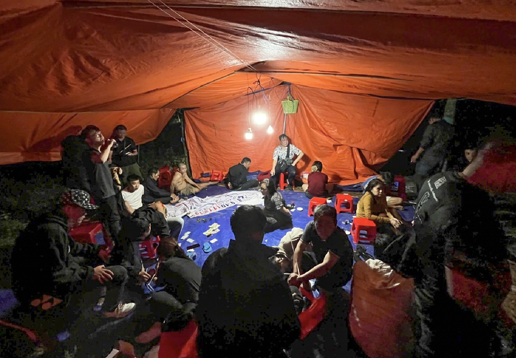 Công an đột kích sòng bạc giữa rừng cao su ở Lâm Đồng - 1