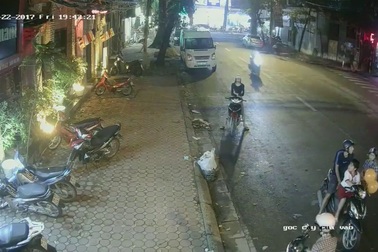 Cha mẹ chở theo con trai vẫn thực hiện hành vi trộm xe máy khiến nhiều người phẫn nộ