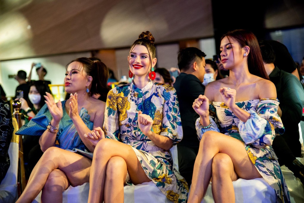 Fan thất vọng về màn nhảy gợi cảm của Hoa hậu Hòa bình 2022 - 7 Fan thất vọng về màn nhảy gợi cảm của Hoa hậu Hòa bình 2022 - 7