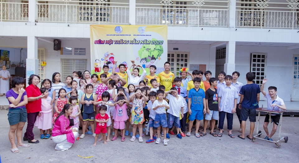 Siêu mẫu Hồ Đức Vĩnh tặng quà trung thu cho trẻ em - 1 Siêu mẫu Hồ Đức Vĩnh tặng quà trung thu cho trẻ em - 1