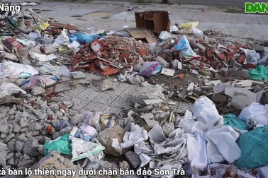 Rác bủa vây tuyến đường ven biển Đà Nẵng