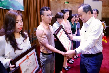 Bộ trưởng Bộ Văn hoá tặng Bằng khen cho phóng viên báo Dân trí