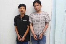 Bắt "nóng" 2 kẻ giật dây chuyền du khách Đức ở trung tâm TPHCM