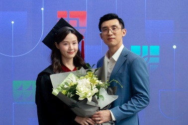 Midu cùng chồng thiếu gia đi nhận bằng tốt nghiệp