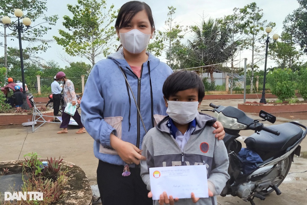 Nhận học bổng khuyến học vào năm học mới con mừng lắm! - 2 Nhận học bổng khuyến học vào năm học mới con mừng lắm! - 2