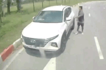 Tài xế đi ngược chiều còn rút gậy bóng chày "dằn mặt" xe đi đúng