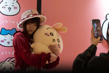 Giới trẻ Trung Quốc xếp hàng nhiều giờ để mua thú bông "chữa lành"