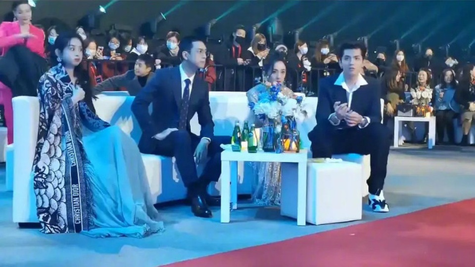 Xôn xao thông tin Dương Mịch bơ đẹp, cô lập Triệu Lệ Dĩnh - 1 Xôn xao thông tin Dương Mịch bơ đẹp, cô lập Triệu Lệ Dĩnh - 1