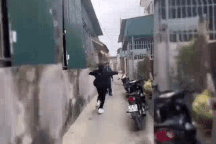 Đi nước ngoài 3 năm, con gái lên kế hoạch về Tết tạo bất ngờ cho bố mẹ