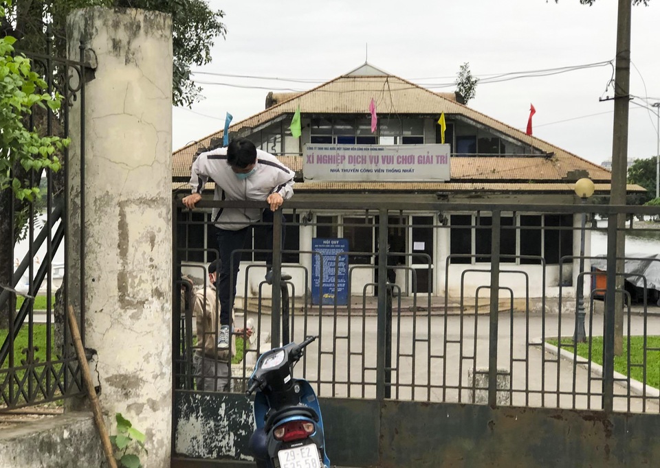 Hà Nội: Hàng loạt công viên đóng cửa, người dân vượt rào vào tập thể dục - 4 Hà Nội: Hàng loạt công viên đóng cửa, người dân vượt rào vào tập thể dục - 4